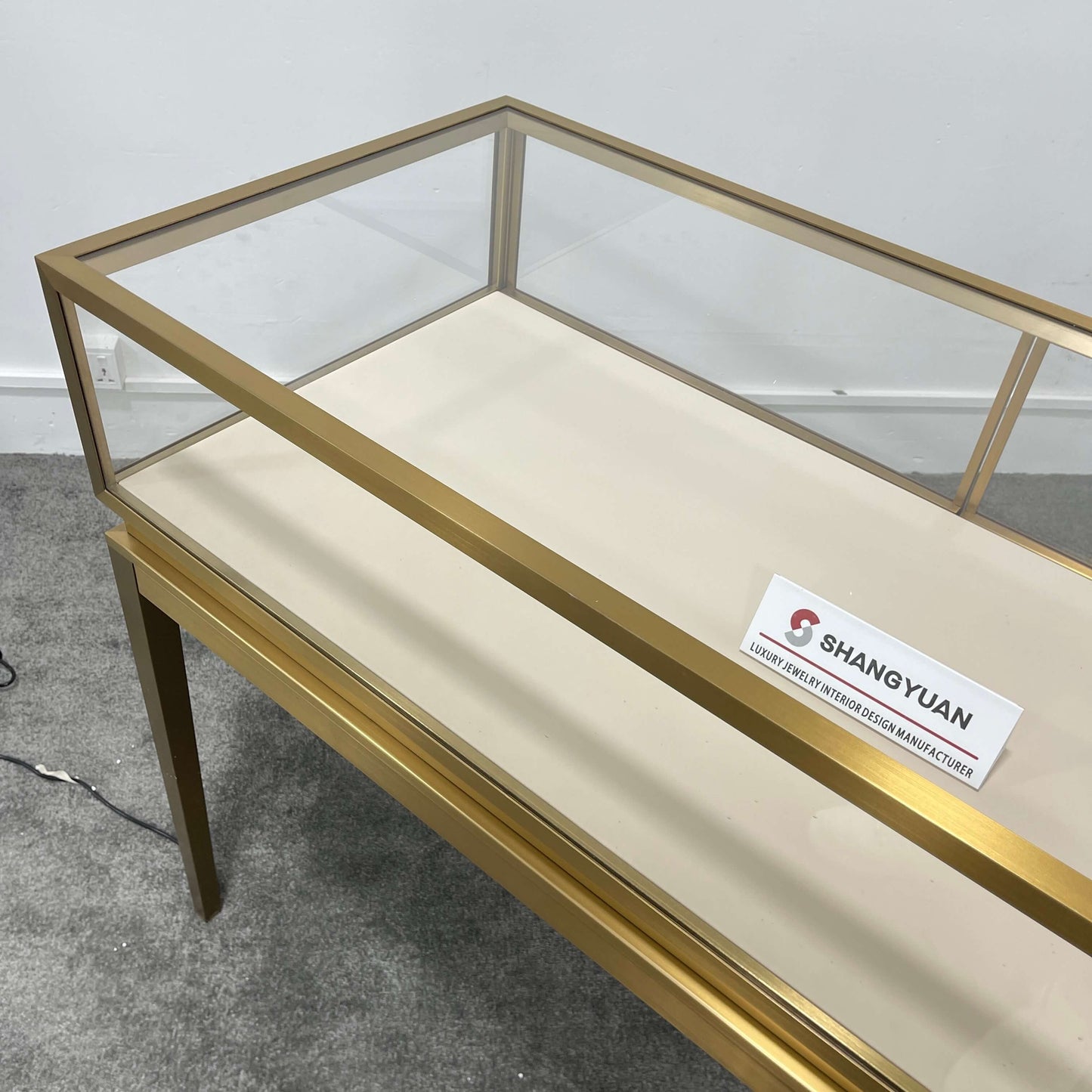 Seamless Gold Jewelry Display Table
