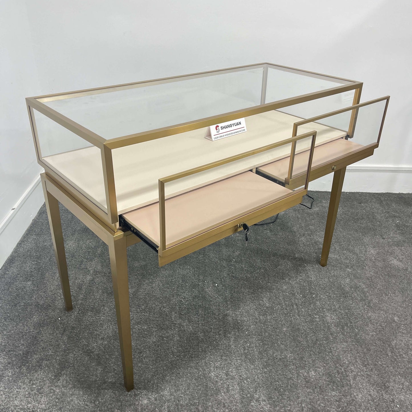 Seamless Gold Jewelry Display Table