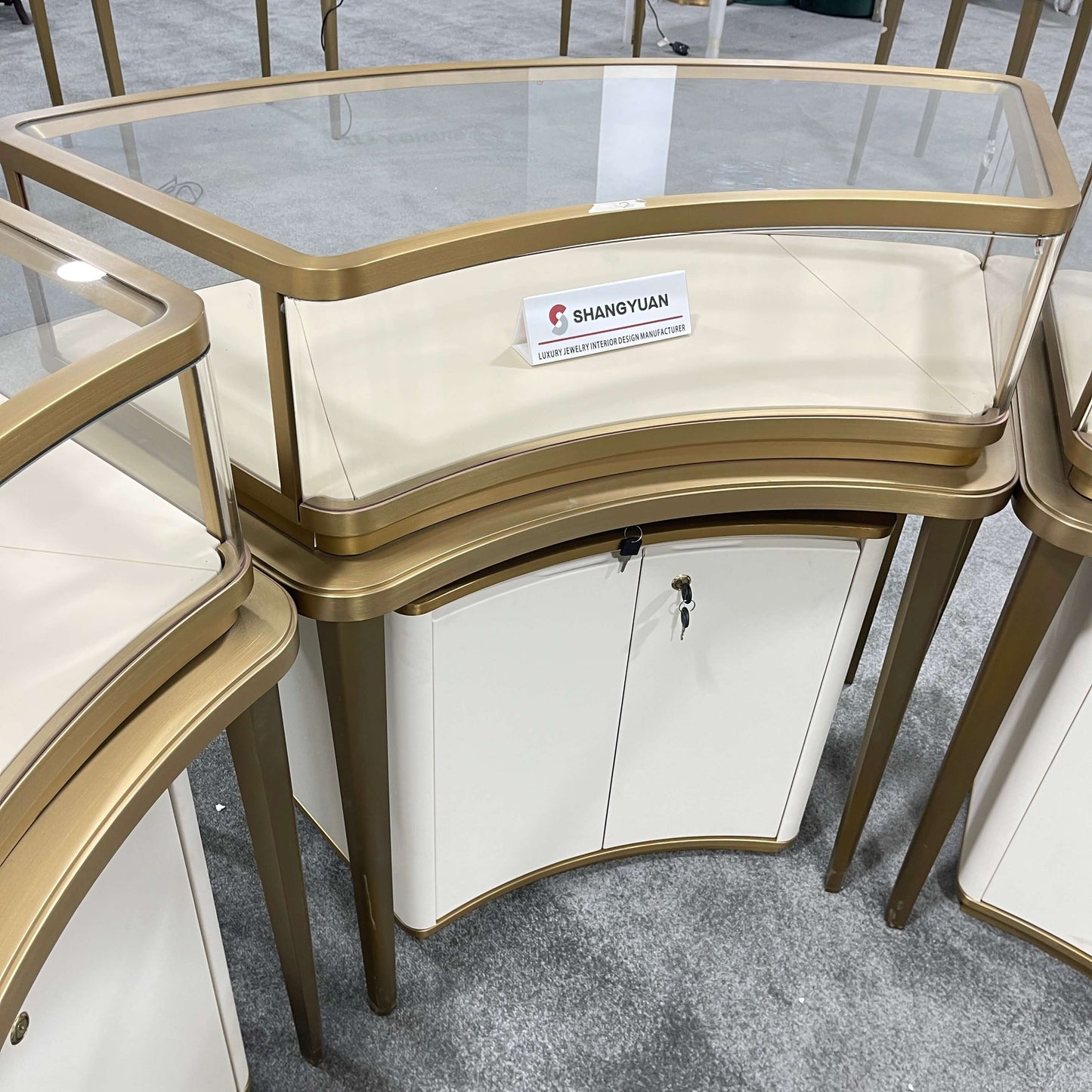 Luxury Curved Jewelry Island Showcase