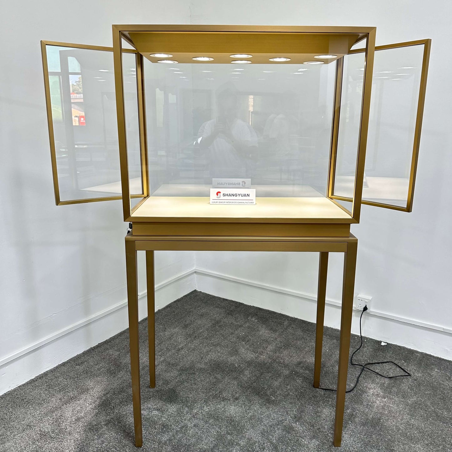 Luxury Wide Gold Jewelry Pedestal Showcase