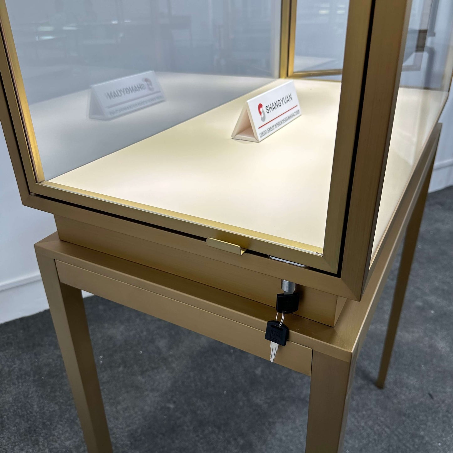 Luxury Wide Gold Jewelry Pedestal Showcase