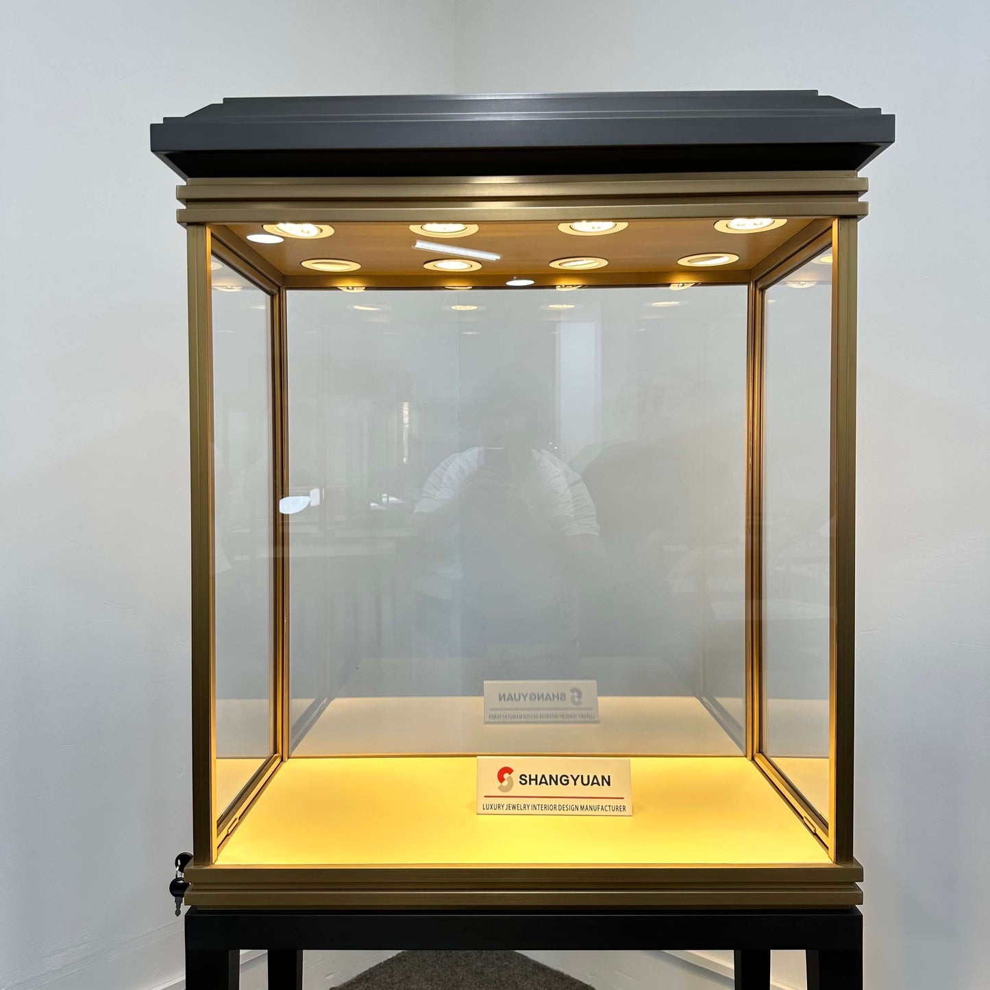 Heritage Crown-Top Jewelry Pedestal